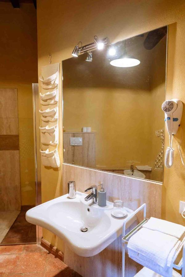 Agriturismo Bio Fattoria Di Pietra Giuncarico ภายนอก รูปภาพ